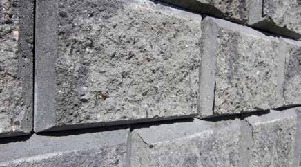 Muren är låsbar för extra kraftfull förankring och de ihåliga stenarna gör dem lätta att hantera. Du kan med fördel dra elkablar eller vattenslangar genom dem. En given favorit även i Sverige!