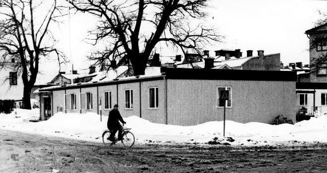 I väntan på nya postlokaler Postbaracken på den plats där bl.a. Järnvägshotellet tidigare har legat. Ett nytt större boningshus med anpassade postlokaler var under uppförande på Nygatan 2.