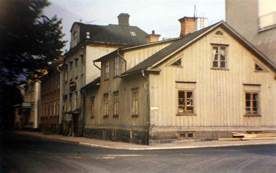 Där tidigare Stadshotellet och innan rivningen (1962) hotell Savoy fanns.