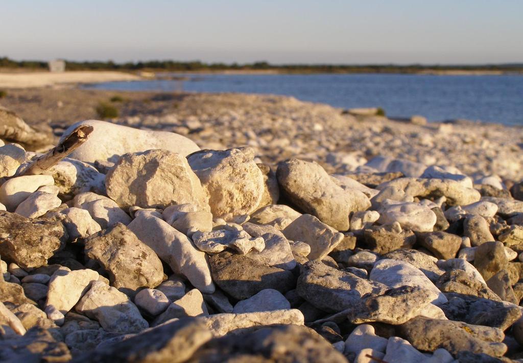 (SCB) Gotland har ett stor antal fritidshus vilket ökar årligen och ligger nu på 11 464 st vilket är lite över 40 procent av samtliga bostäder (SCB). På Gotland finns ingen samlad bostadsförmedling.