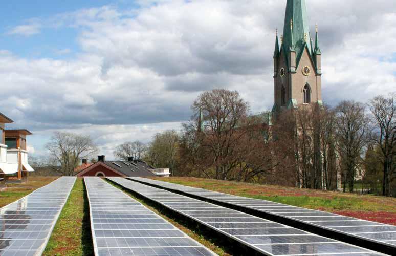 Linköpings stadsbibliotek där man kombinerar grönt tak med solceller.