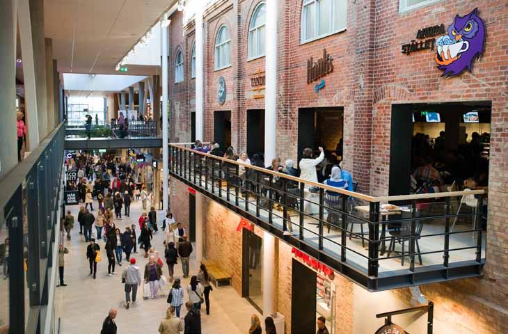stadskvarter med handel, restauranger, service och bostäder samt en