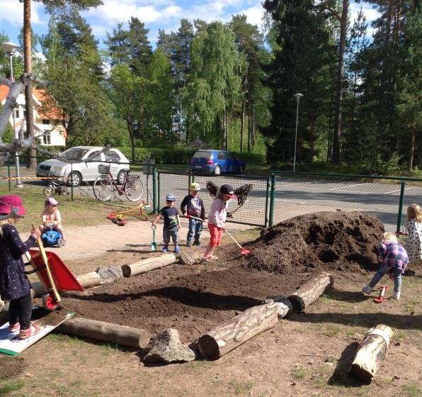 - Torräng- Barnen har tagit med sig potatisskal och annat organiskt