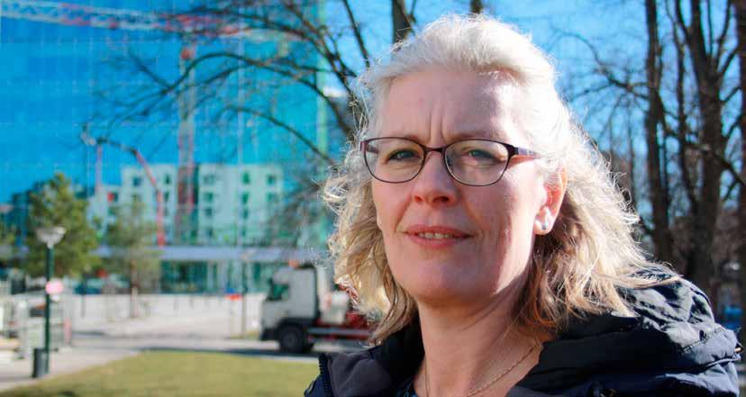 TEMA: OFFENTLIGA BYGGNADER Foto: Lars Wirtén. Anne Pivén, miljösamordnare på Serviceförvaltningen i Lunds kommun, framför Lunds nya förvaltningshus Kristallen.