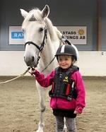 Barnridning Söndag 29 oktober kl. 13.15-13.45 Max 8 deltagare 30 minuter ridning inklusive uppsittning. För barn i alla åldrar som vill prova på ridning. Du behöver ha stövlar/skor med en liten klack.