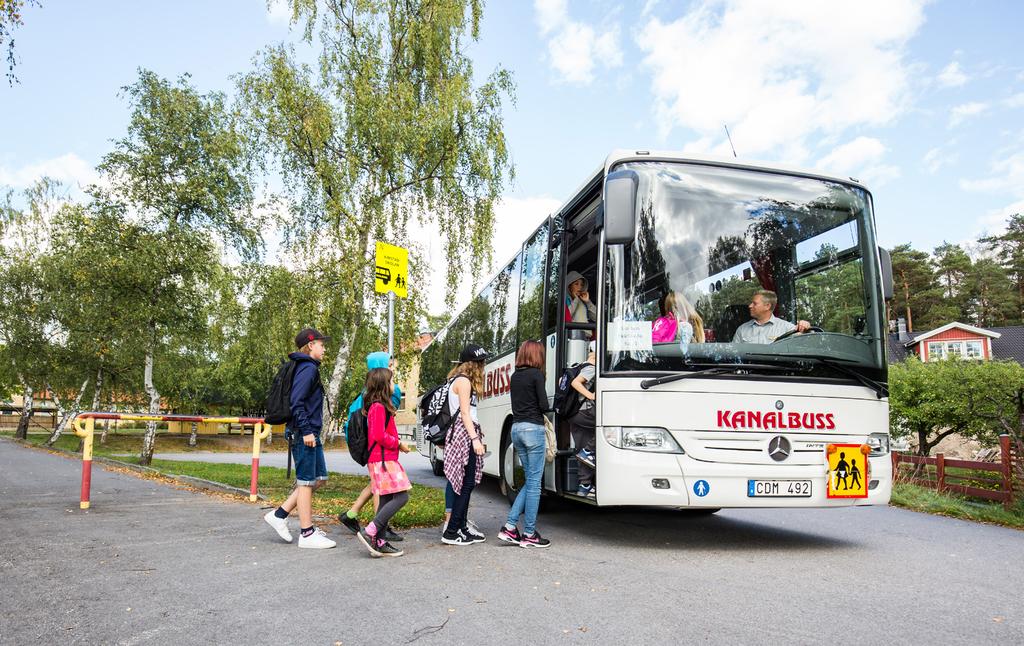 Ombord på bussen Säkerhetsbälte på Det finns alltid sittplats med bälten till samtliga barn som åker med skolbussen.