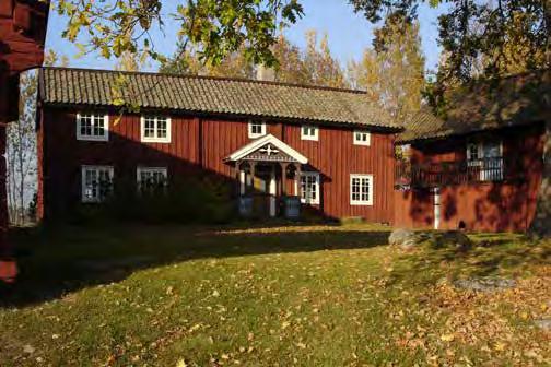 Foto: Ylva Fontell Härledgården från 1700-talet ligger på ursprunglig plats. Farstukvisten med sin solsymbol är typiskt för Fjärdhundrabygden.