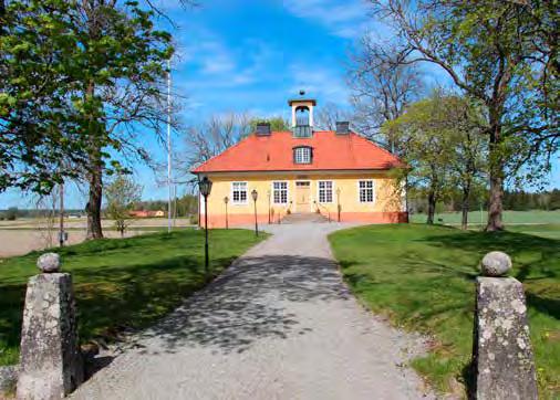 Karleby tingshus BB1 Karleby tingshus syns på långt håll från väg 70 likt en främmande fågel bland bondgårdarna på slätten.