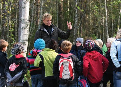 Skogen i skolan En skolskog är ett uteklassrum, ett pedagogiskt alternativ till inomhusundervisning som ger möjlighet till kunskap, upplevelser och fysisk aktivitet på samma plats.