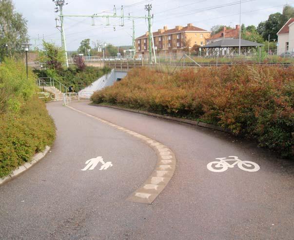 1.5 GÅNG- OCH CYKELNÄT Gång- och cykelnätet är under uppbyggnad i tätorten (Vårgårda kommun 2006). Idag finns gång- och cykelbana längs med Centrumgatan och Parkgatan.