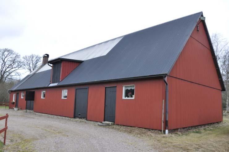 I norra flygeln finns verstad, pannrum och förråd. Möjlighet att fläkta in värme från pannrummet. Gödselplatta på baksidan. Byggnaden i mycket gott skick.