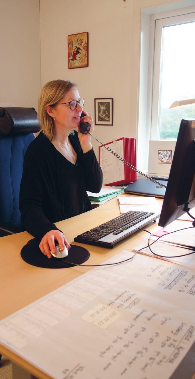 Detektiven i Lindberga Susanne Sjöwall är förvaltningsassistent i Lindberga församling och svarar i telefonen när någon ringer dit och tar emot alla som kliver in på expeditionen vid Lindbergs kyrka.