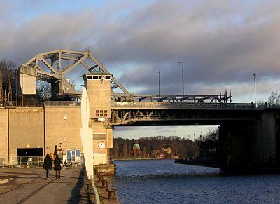 Öppningsbara broar t ex Danviksbron En öppningsbar bro är en bro som