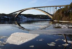 Bågbro t ex Sandöbron i Ångermanland En bågbro är bågformad och har landfästen i båda ändarna. Bågbron består av en eller två bågar som går parallellt med varandra.