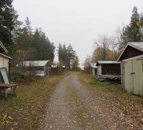 I östra delen finns enhetligt utformade enbostadshus i form av villor och kedjehus med två lägenheter från 1900-talets mitt.