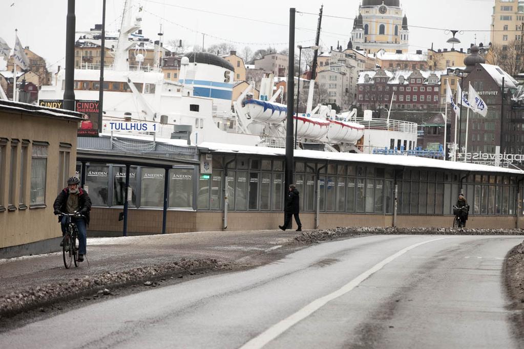 Skeppsbron har en tydlig baksida, där fotgängare och cykliser tvingas