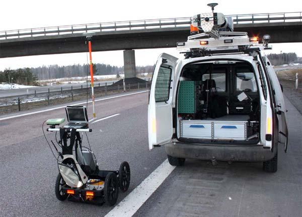 Figur 6 Malå ProEx monterat på Terrain Cart vagn Vid datainsamling av georadar inom vägområdet bör man använda utrustning som är fast monterat eller dras efter bil då detta ger större trafiksäkerhet