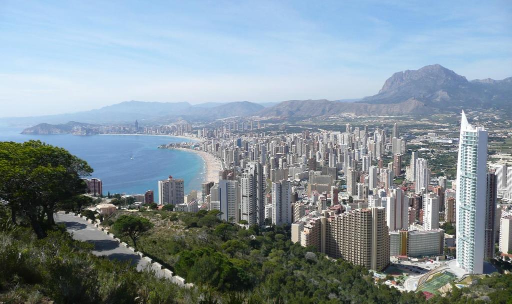 BENIDORM SPANIENS MANHATTAN Benidorm Spaniens Manhattan, staden som alla kan ha skoj i rik som fattig alla blir berörda av Benidorm.