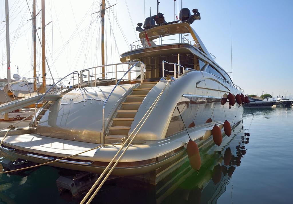 Marbella ligger i södra delen av fastlandet Spanien, vid medelhavskusten, cirka 60 km västerut från Malaga där flygplatsen ligger. Regionen i denna södra del heter Andalusien.