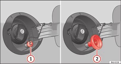 198 Kontroll och påfyllningsnivåer Motorgassystem* Tanka motorgas Påfyllningsröret för motorgas sitter bakom tanklocket, bredvid påfyllningsröret för bensin.