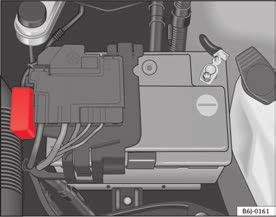 Om och när 233 Fordonssäkringar Bild 152 Vänster sida av instrumentpanelens säkringsdosas lock Du kan skilja mellan de olika säkringarna under instrumentpanelen på förarsidan genom färgen Färg