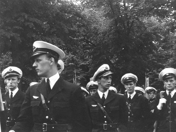 Svenska Flaggans Dag på F 2 den 6 juni 1946. Fr.v. Trädgård,