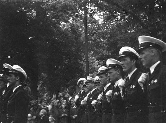 Svenska Flaggans Dag på F 2 den 6 juni 1946. Främre ledet fr.v. Trädgård, Olof Wijkman, Björn Astner.