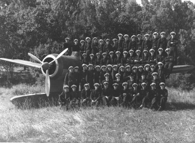 Vpl-kullen 1947 vid en utrangerad S 17 bakom kasern 8 vid F 2 Hägernäs.