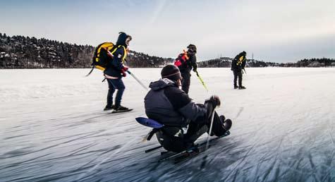 Säkerhet Kajaker finns av många slag, både enmans och tvåmans. Många som aldrig provat på att paddla tror nog att kajaker alltid är väldigt ranka och att man lätt går runt.