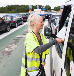 Men bara när bilarna står stilla, under turen. Vid lastning och lossning får de inte gå runt på däck. Markörs medarbetare arbetar med en varselväst på.