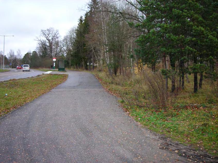 Gång- och cykelbanan längs Häradsvägen norr om programområdet Längs Mälarvägen finns gångbanor på båda sidorna och på Hedvägen finns gångbana på södra sidan.