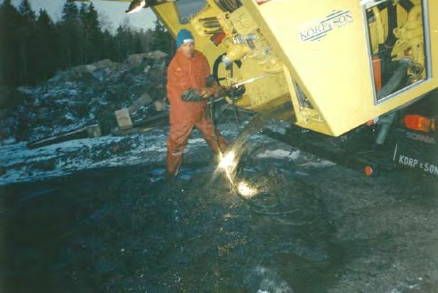 Momentux & Co AB Flytande avfall pumpas ut på deponin i Österhagen. 2 Se även bilderna nedan på den uttjänta "Caterpillar" bandtraktor som håller på att grävas ner i Österhagen.