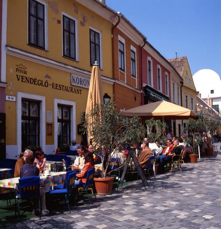 Bussen tar oss tillbaka till hotellet vid 23-tiden. Underhållning på restaurang Borkatakomba Torsdag 31 maj: Szentendre och Donaukröken Efter frukost tar Rita med oss på en ny intressant utflykt.