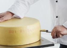 Först läggs osten på färskostlager i två veckor då den vänds en gång per dygn för att få en jämn mognadsprocess. Här är lagringstemperaturen 18 21 grader beroende på osttyp.
