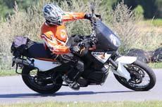 Kör hoj som om alla andra trafikanter var en älg Anders Ljungqvist på sin KTM 990 Adventure under Östra Arosdagen 2013 Text & Foto: Kristina Malm PÅ VÄG TILL GREKLAND