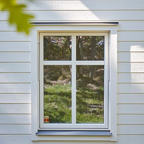 FÖNSTER Energifönster Trä Vitmålade fönster och fönsterdörrar Elit Pine med mycket bra värmeisoleringsvärde 1,0. Kulör NCS S 0502-Y in- och utvändigt.