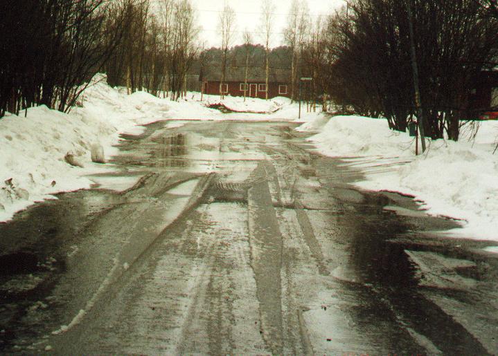 ledningskomponenter (Sellgren, 1983). När tjälen sedan går ur marken uppstår sättningar och beläggningsskador.