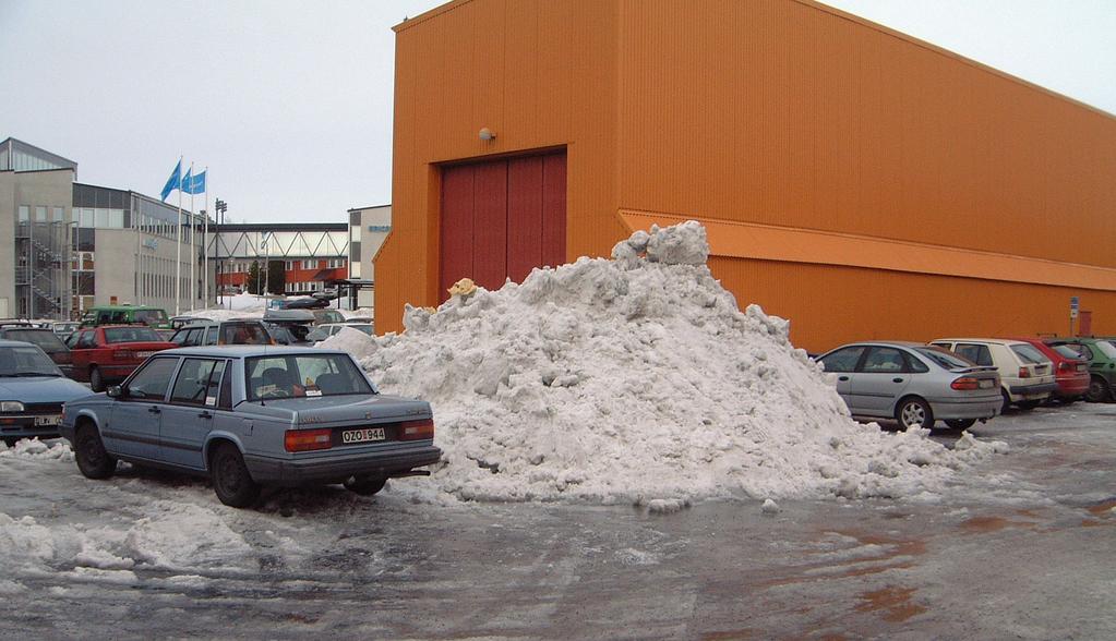 4 Snöhantering En snöflinga både faller långsammare och har större specifik yta än en regndroppe, och har därför också förmågan att kunna samla på sig en större mängd föroreningar under sin luftfärd.