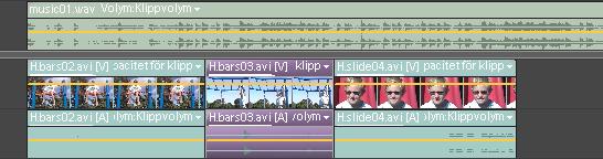 Fler hjälpavsnitt Översikt över tidslinjen på sidan 87 Zooma in eller ut tidslinjens tidslinjal på sidan 90 Infoga ett klipp så att klipp på alla spår i tidslinjen flyttas Gör något av följande: Dra