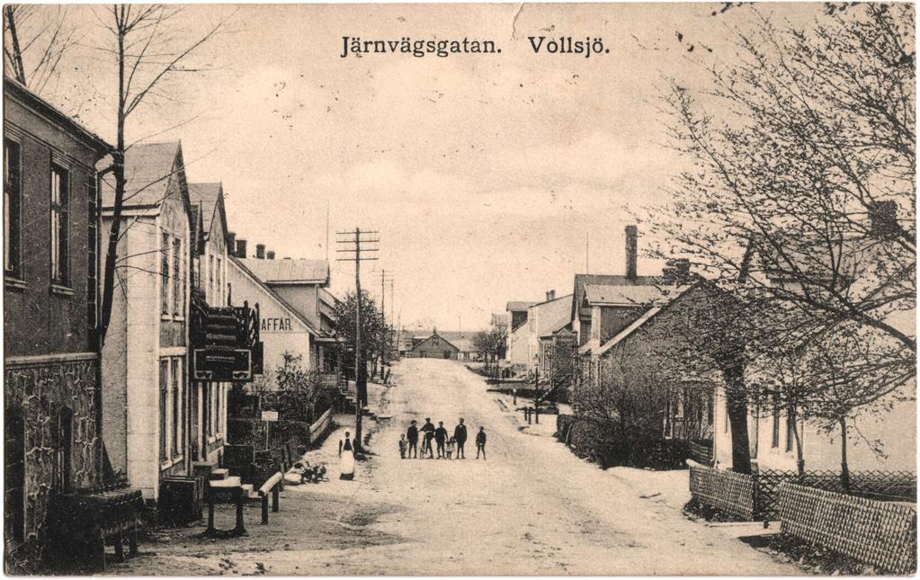 I andra huset till vänster med den stora skylten med tofflor var Vollsjö Tofflor.