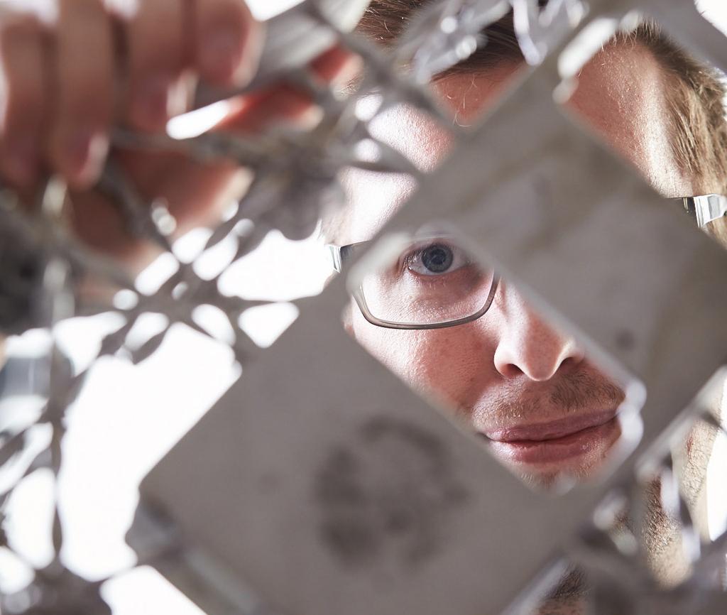 Microlattice är en stark materialkonstruktion, men lätt som en fjäder.