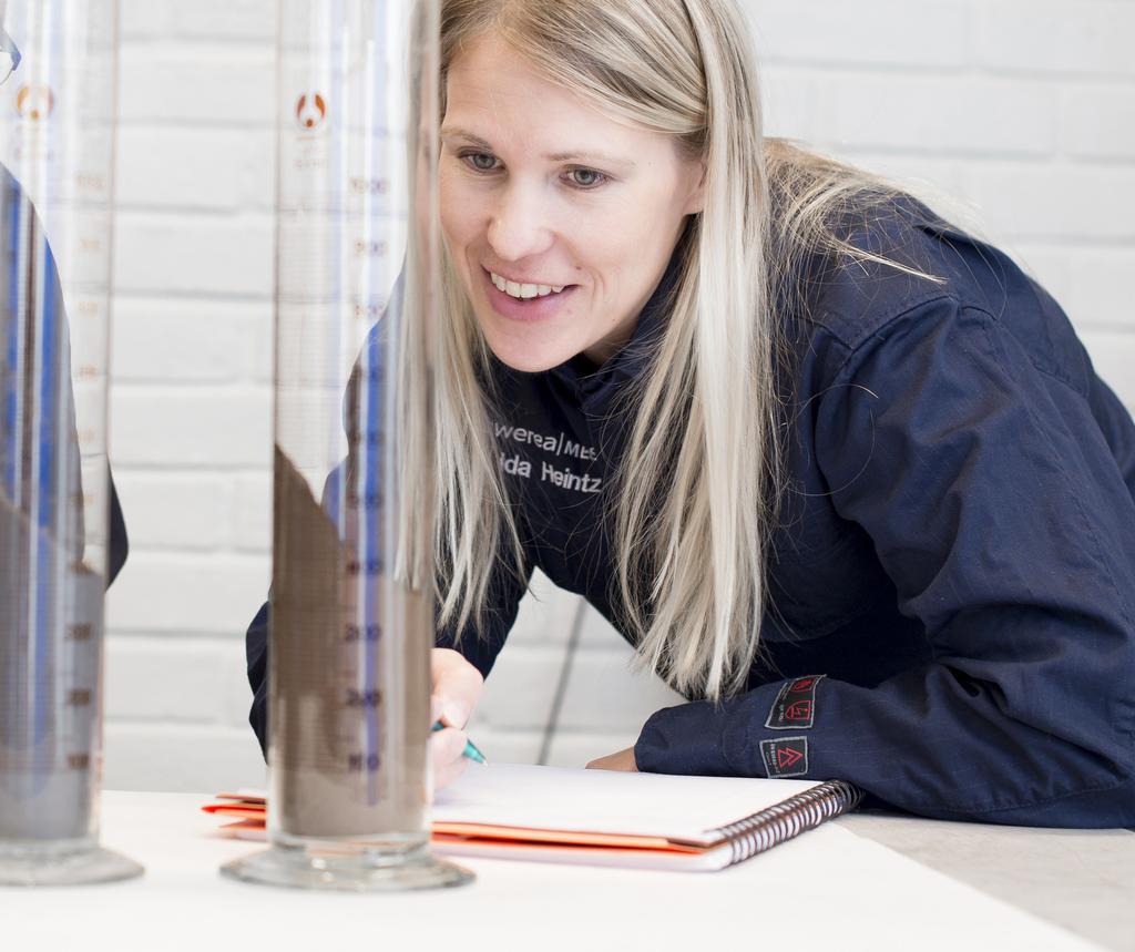 PICA, Phenolic Impregnated Carbon Ablator, uppfanns av ett team lett av Dan Rasky på NASA.