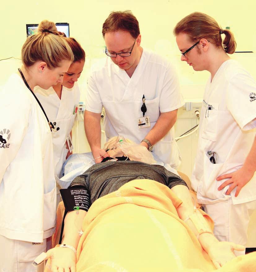 Björn Hedström instruerar läkarstudenter i akut omhändertagande av medvetslös patient på dockan Simon.