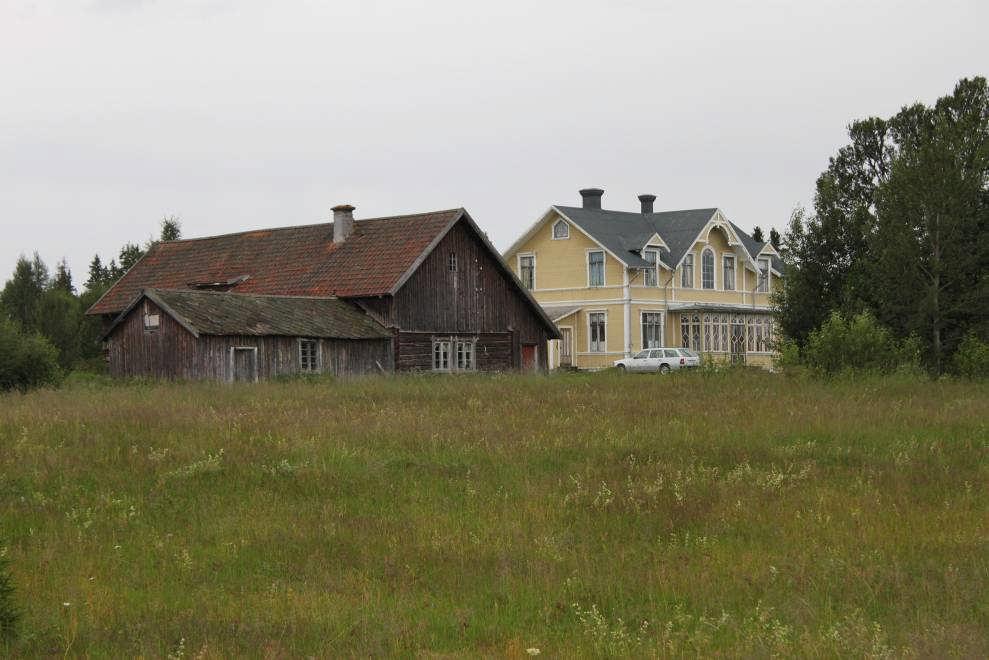 Enafors turisthotell med ladugården till vänster. Norra och östra fasaderna.