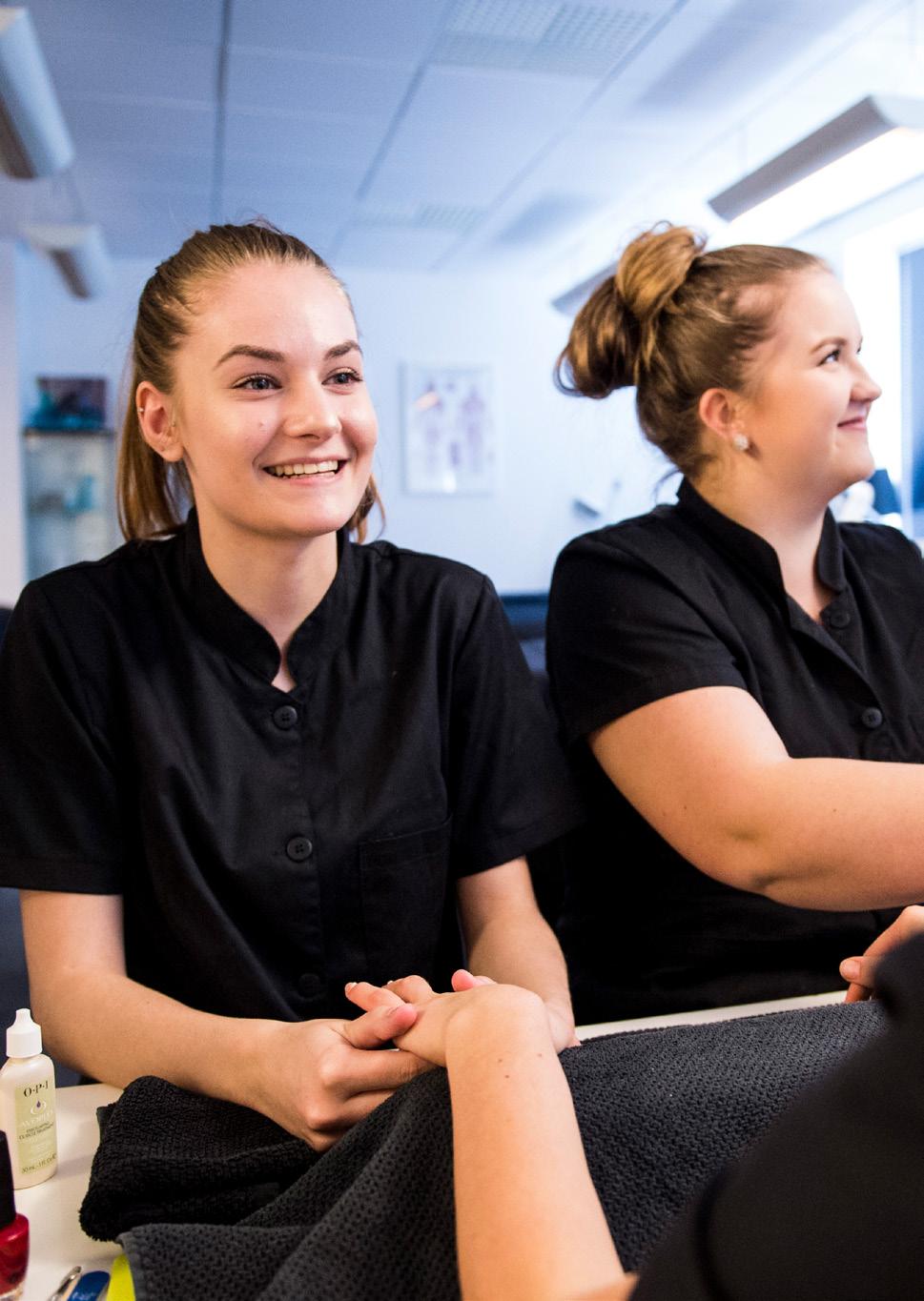 HANTVERS- PRRAMMET INRITNIN - HÅR- CH MAEUPSTYLIST Hantverksprogrammet är ett yrkesprogram.