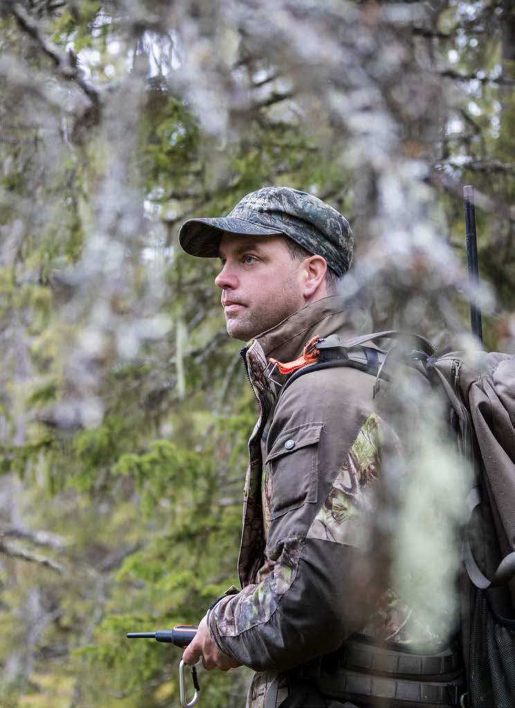 Tjäderhönan föll, den blev vårt byte i dag. Mattias Åkerstedt myser i den gamla åldrande skogen. MATTIAS ÅKERSTEDT Bor: Storuman. Familj: Fru och två barn.