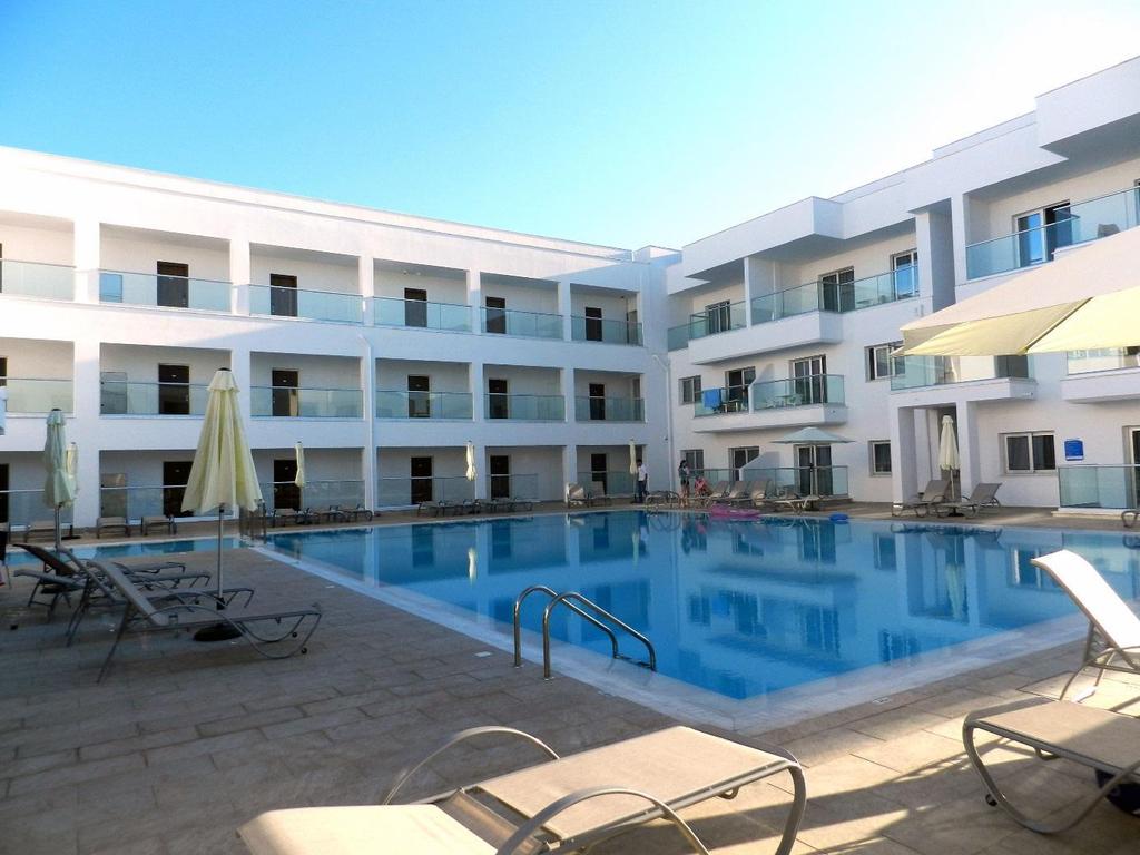 Långtidssemester Cypern Evabelle Napa Hotel Apartments ligger mitt i Ayia Napa, Cypern, bara ett par minuter från stranden. Lägenheterna är rymliga och har egen balkong.
