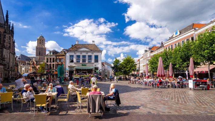 Groningen (62 km) Universitetsstaden Groningen blev kårat till Hollands bästa stadscentrum 2005-2007, och det är inte svårt att förstå. På långt avstånd ses Martinikyrkans grå torn från 1400-talet.