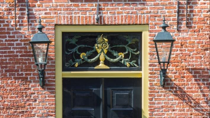 Många av husen, som står kvar idag är byggda av tegelstenar från klostret. Kanalrundtur i Groningen (60.