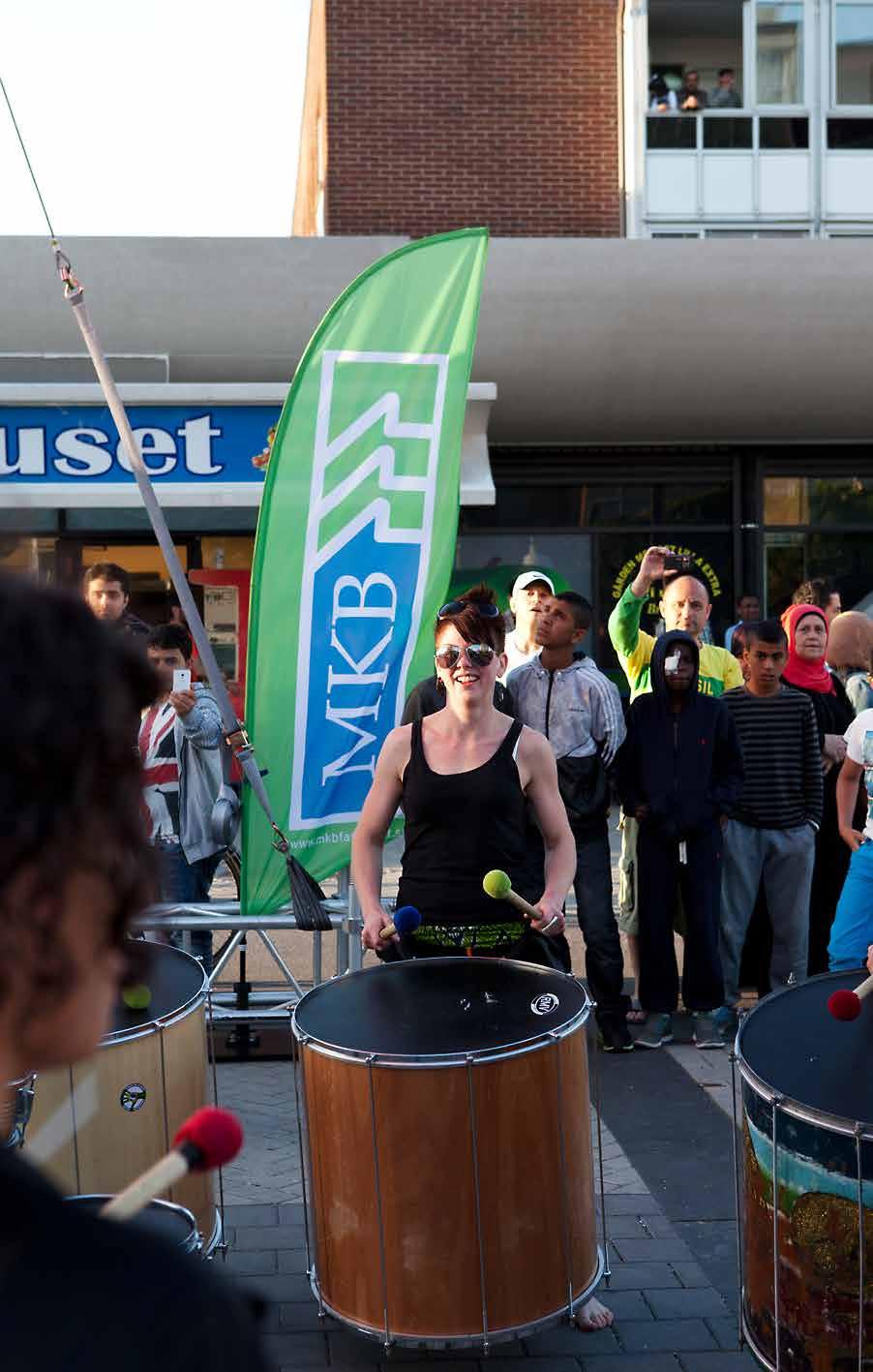 I Rosengård är många unga människor i utanförskap. Låga skolresultat och dåligt rykte i kombination med hög arbetslöshet ger dåliga förutsättningar för invånarna.